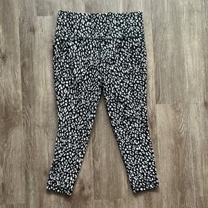 Athleta Salutation Stash Pocket Printed 7/8 Tight Leggings Black & White Leopard